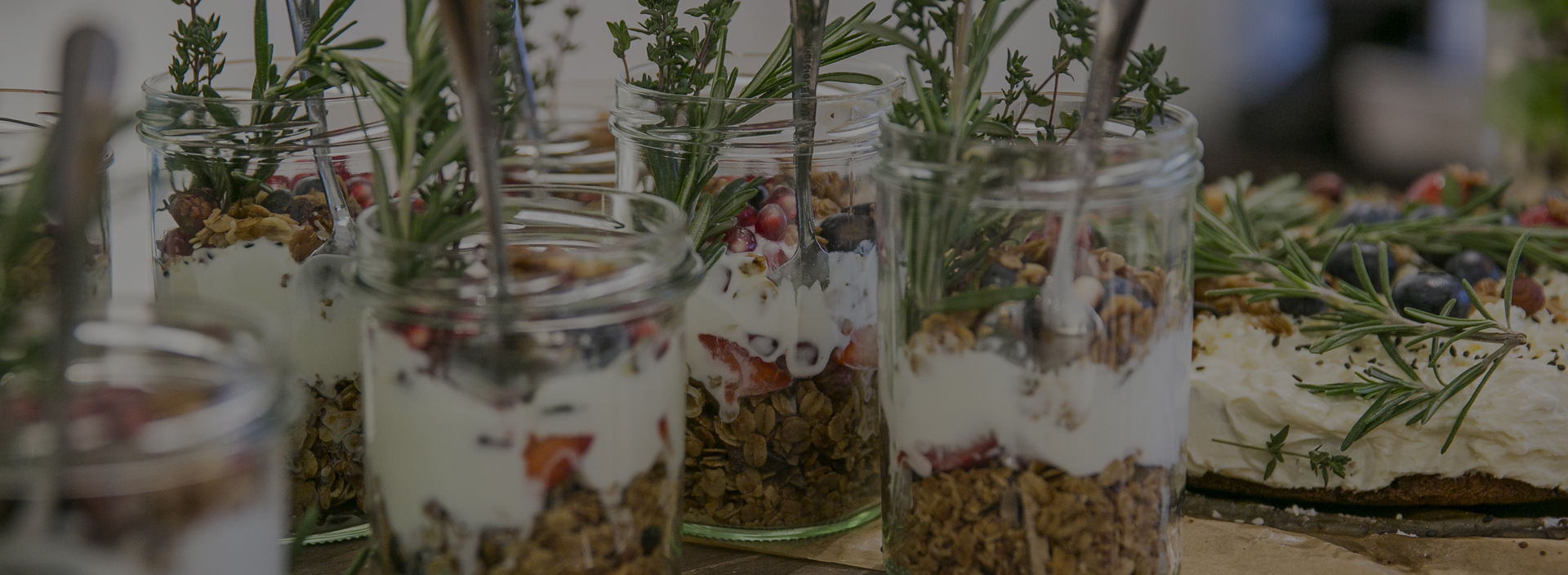 Mehrere recycelte Einmachgläser mit nachhaltigem Essen