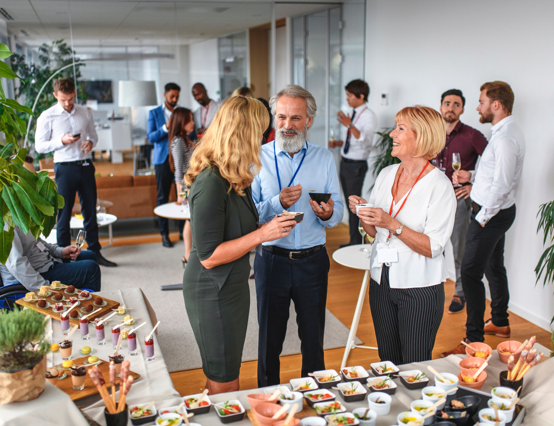 Festliche Veranstaltung mit Gästen die sich unterhalten