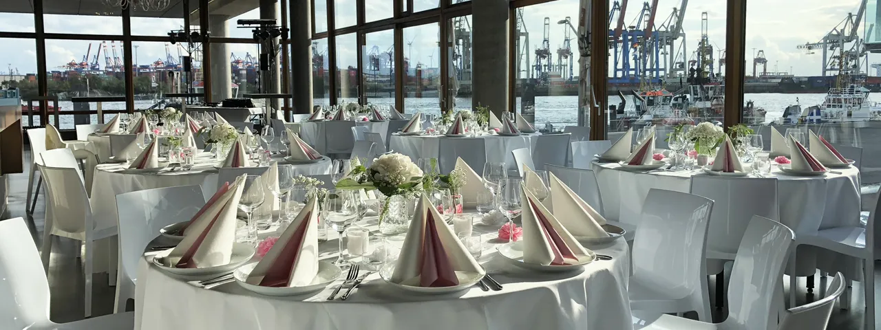 Brautpaar bei der Hochzeitsplanung