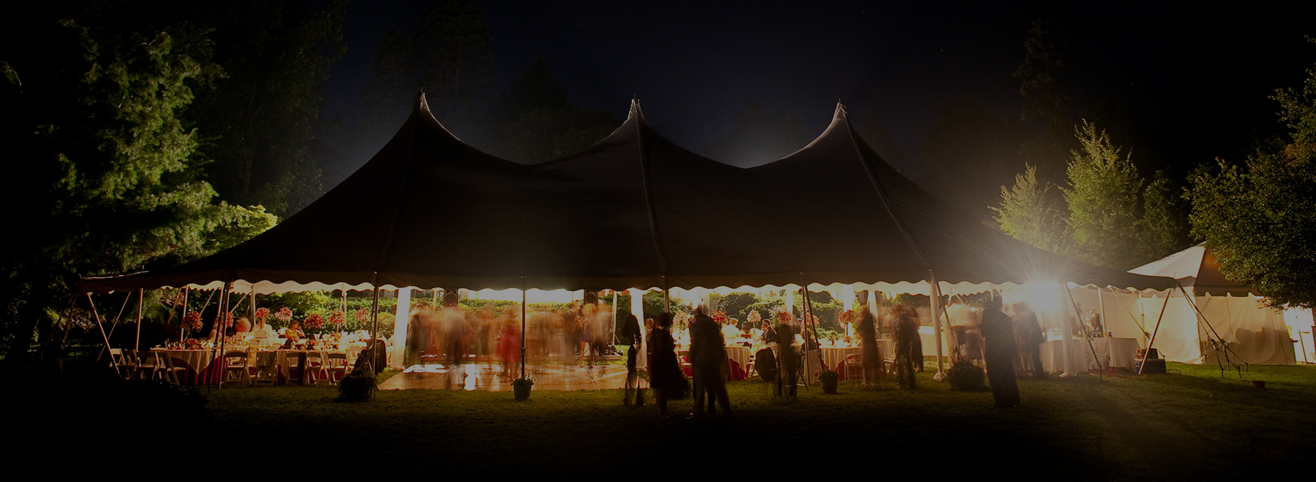 Ein Event unter einem großen weißen Zelt im Freien
