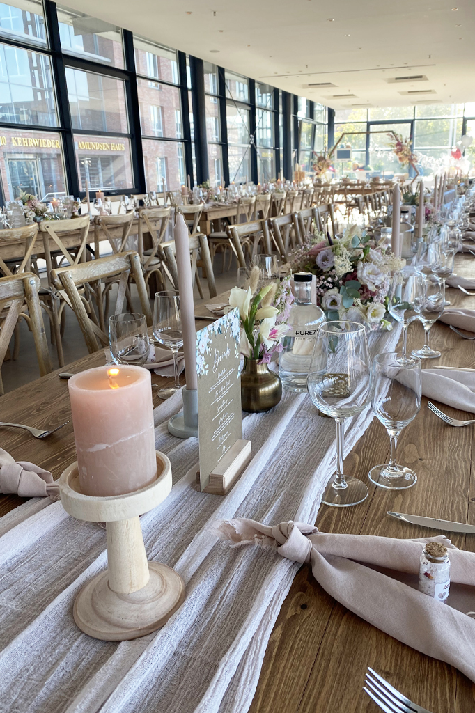 Eine Hochzeit mit gedeckten Tischen