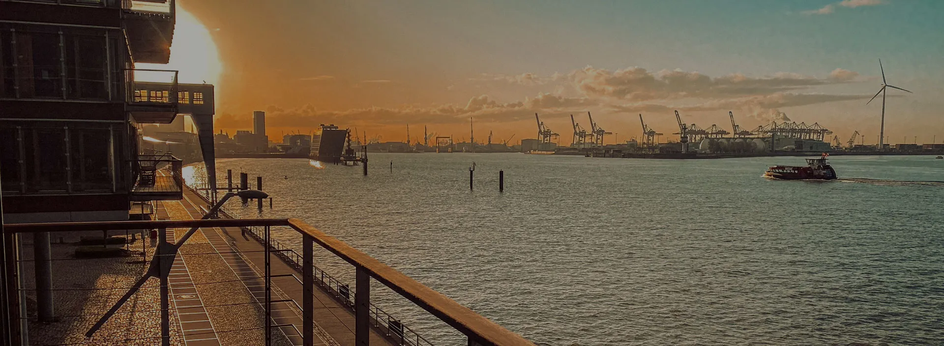 Das view eleven in Hamburg mit Blick auf den Hafen