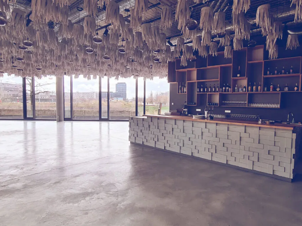 Der Innenraum von Rudolph’s mit Bar und Deckeninstallation