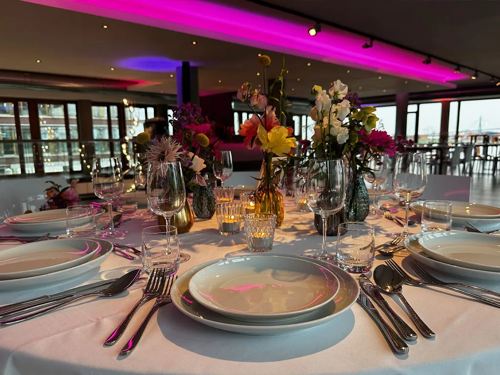 Festlich gedeckte Tafel bei einem Abiball