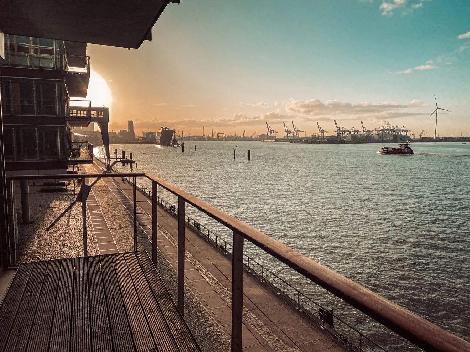 Das view eleven bei Tageslicht mit Blick auf den Hafen