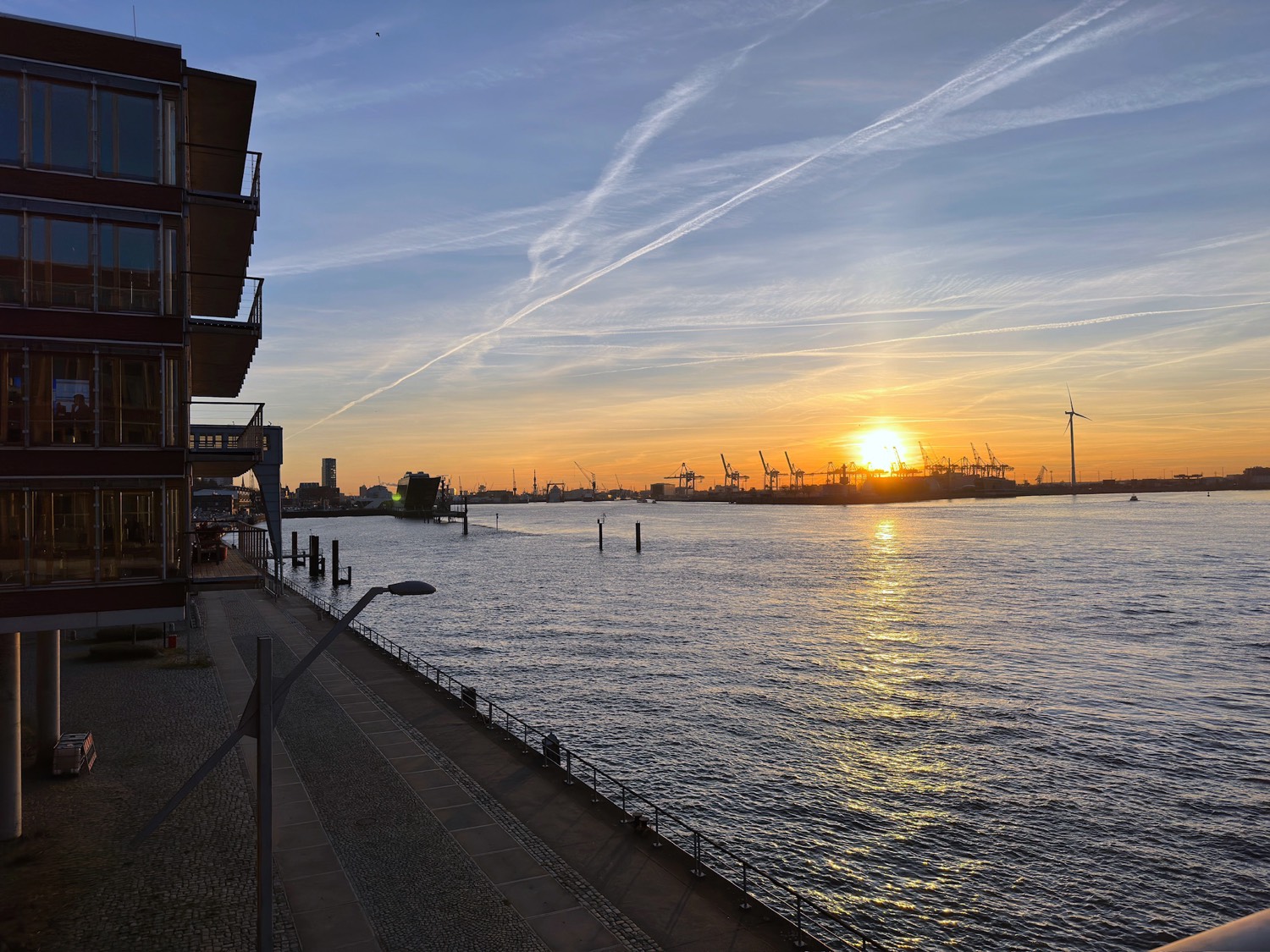 Das view eleven zur blauen Stunde über dem Hamburger Hafen