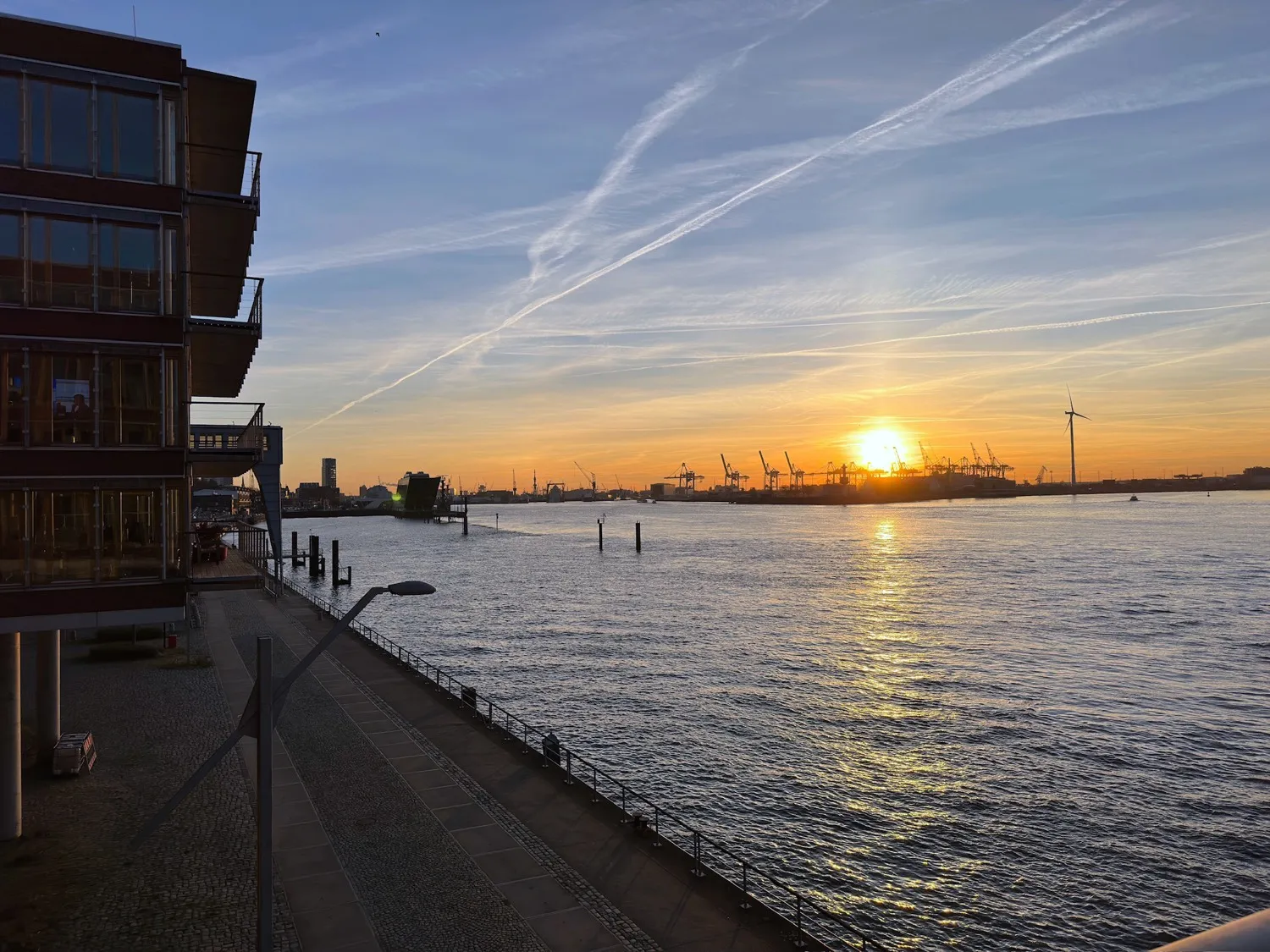 Das view eleven zur blauen Stunde über dem Hamburger Hafen