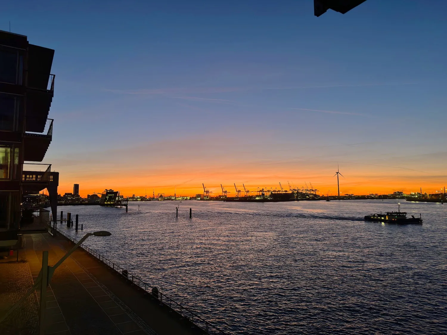 Das view eleven am Abend bei Kerzenschein und farbigem Licht