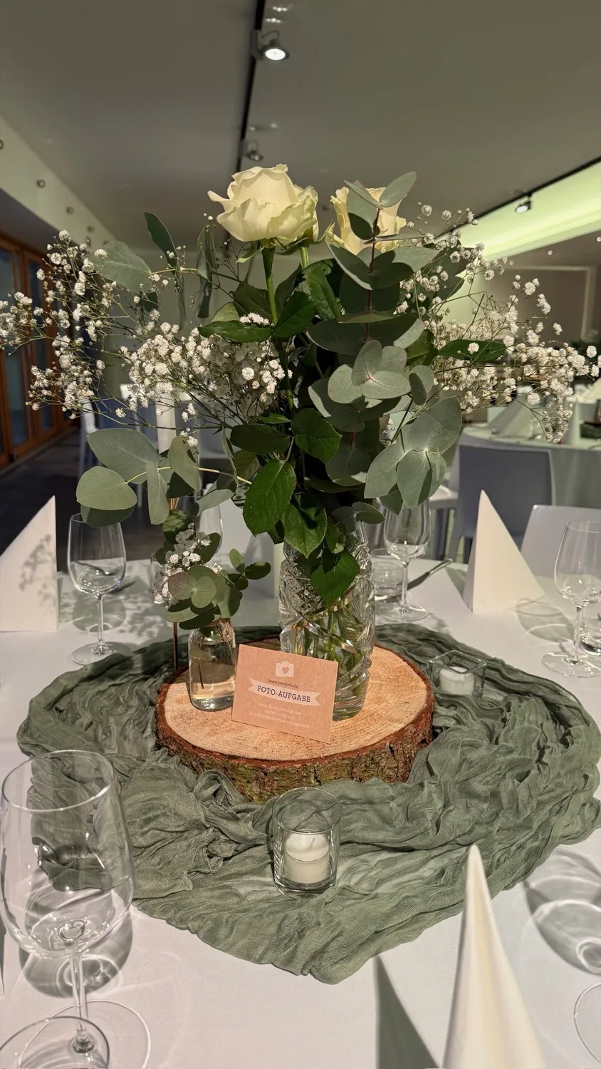Florale Tischdekoration mit Eukalyptus und Schleierkraut