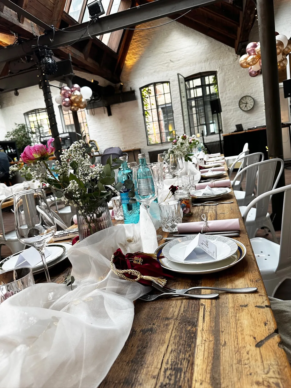 Festliche Hochzeitstafel in industriellem Ambiente