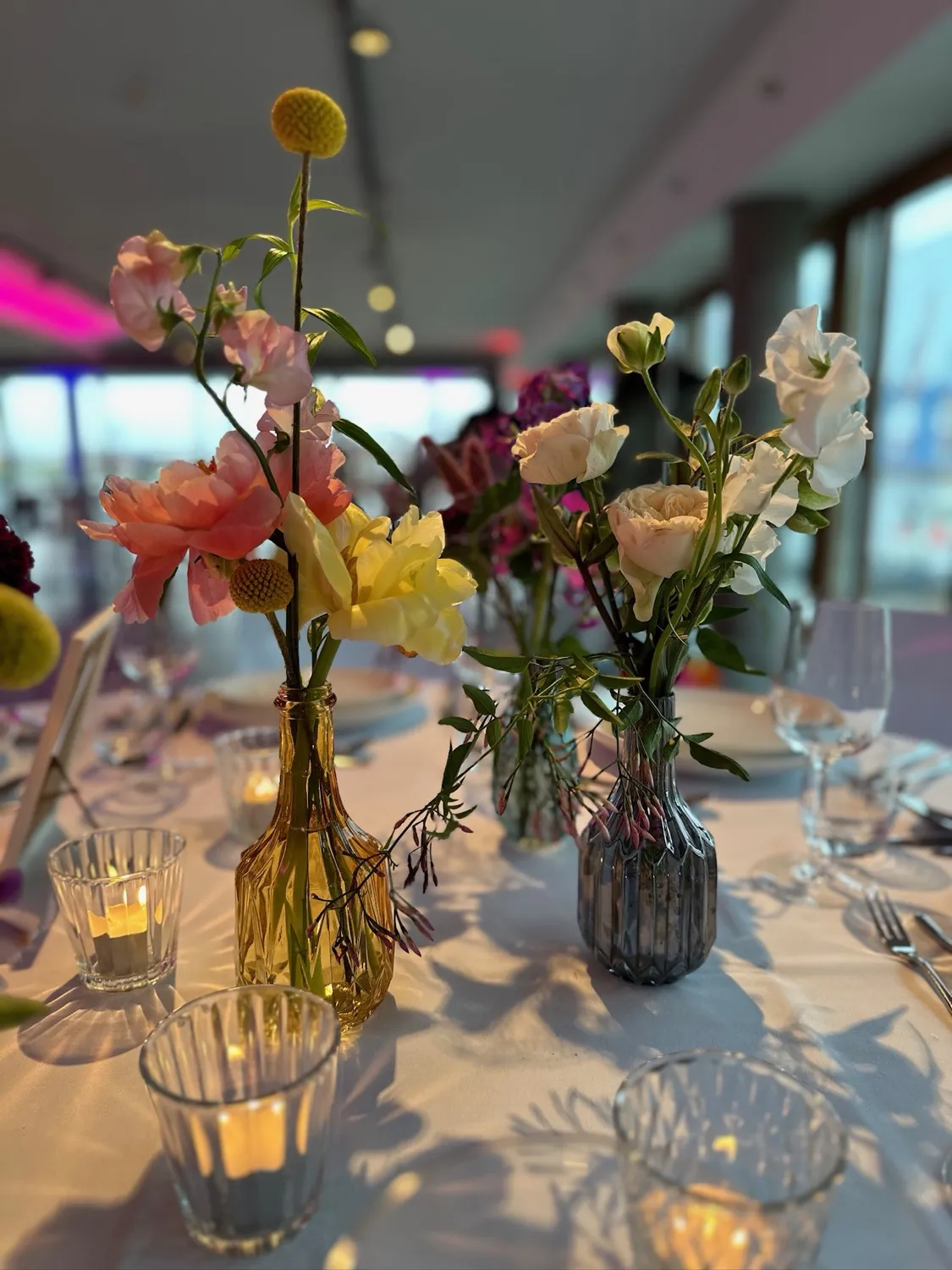 Zarte Blumendekoration auf der Hochzeitstafel