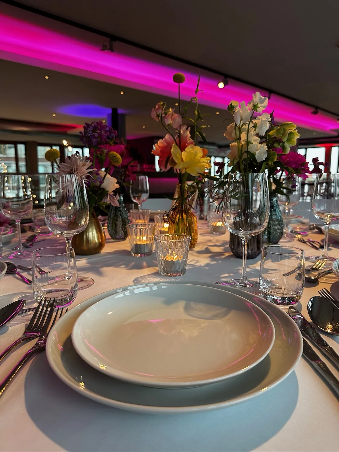 Elegant eingedeckter Platz mit Blumenschmuck
