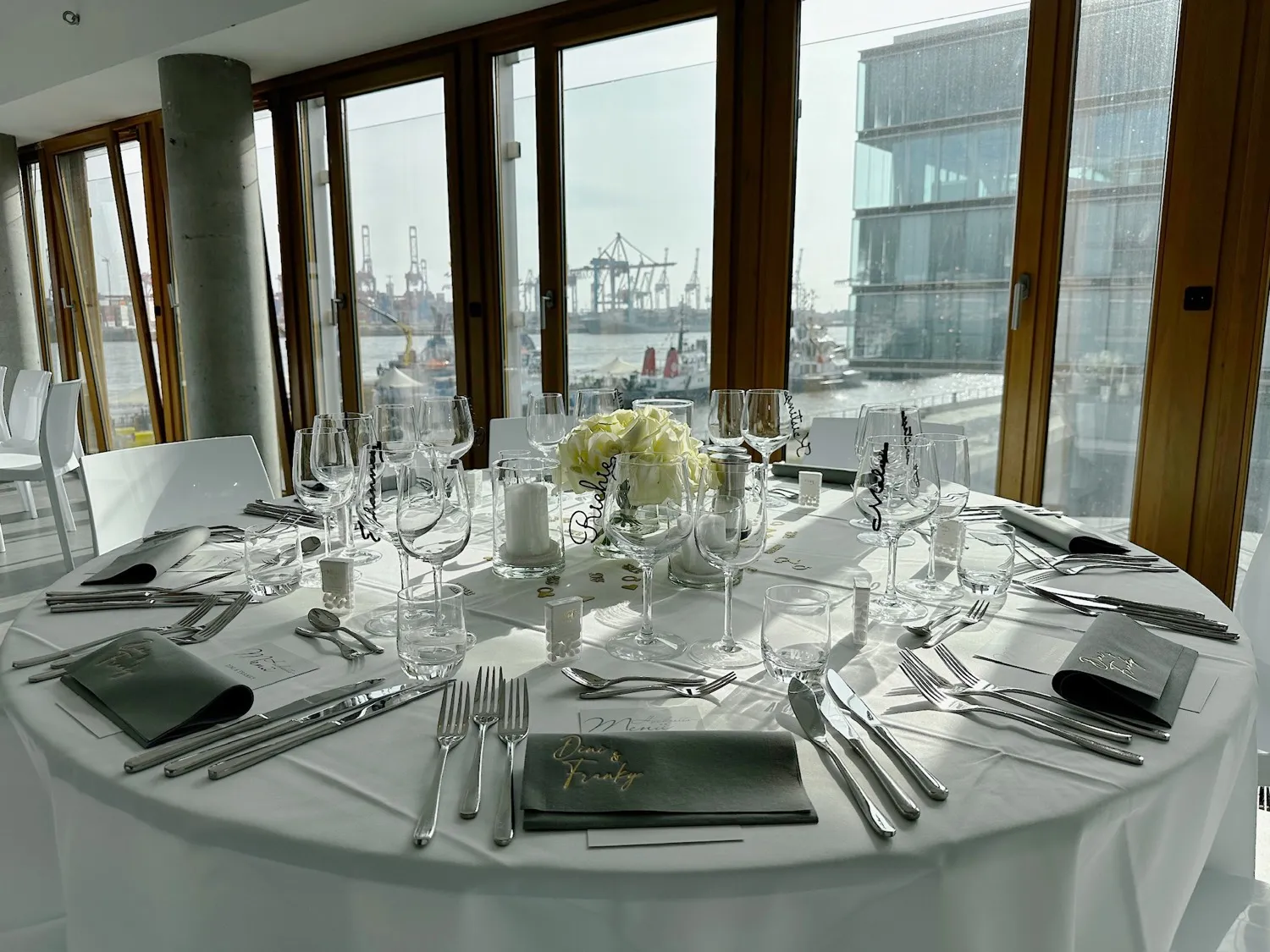 Festlich gedeckter Hochzeitstisch mit Elbblick im view eleven