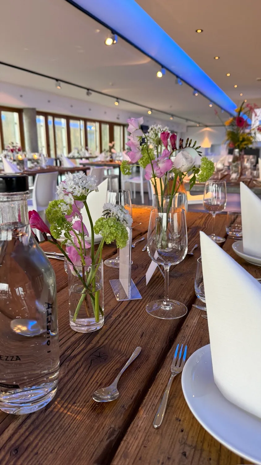 Rustikale Hochzeitstafel mit frischen Blumen