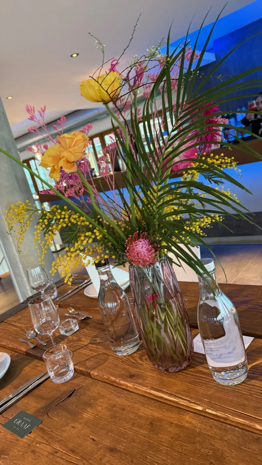 Florale Tischdeko in der blauen Stunde