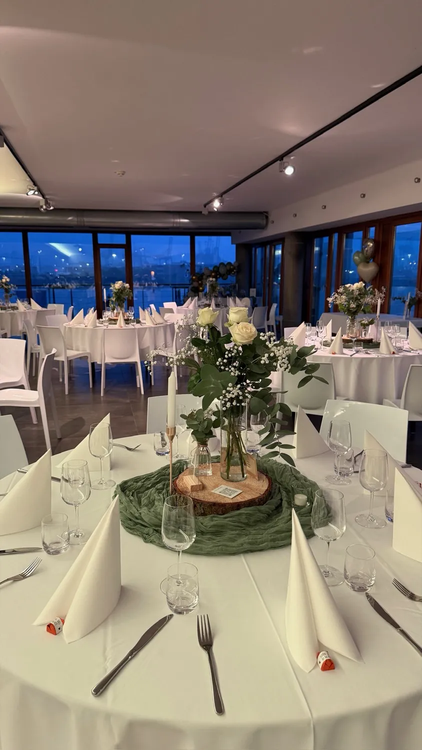Festlich eingedeckter Hochzeitssaal zur blauen Stunde