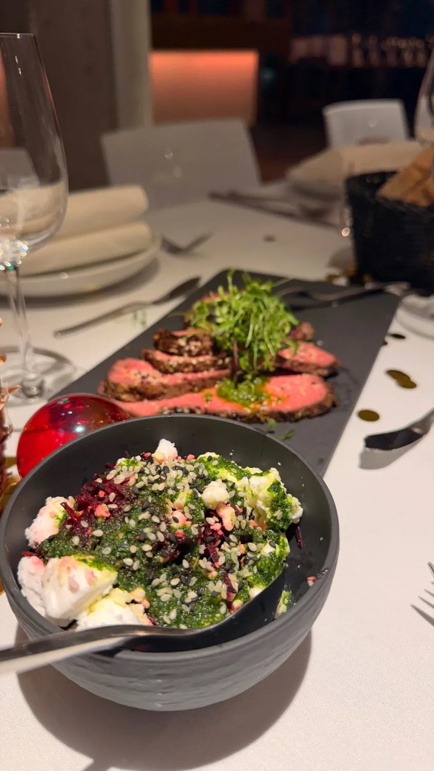 Festlich gedeckte Hochzeitstafel mit erlesenem Catering