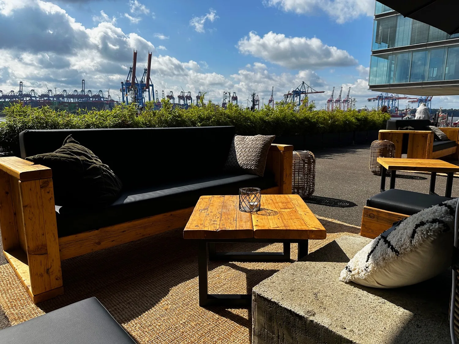 Der Außenbereich des view eleven mit Terrasse und Hafenblick