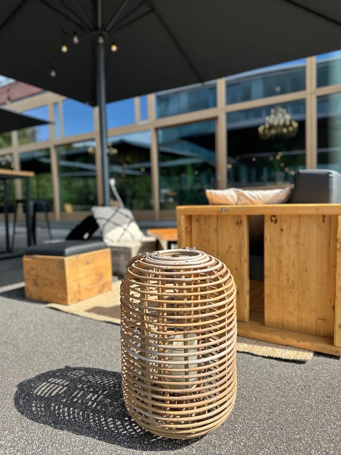 Der Außenbereich des view eleven mit Terrasse und Hafenblick