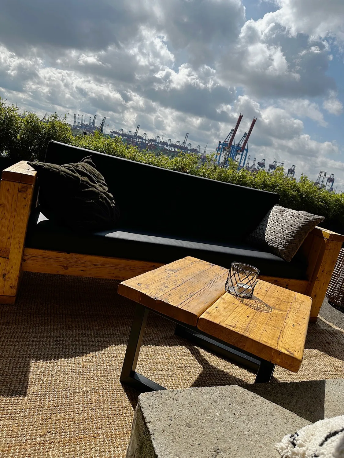 Der Außenbereich des view eleven mit Terrasse und Hafenblick