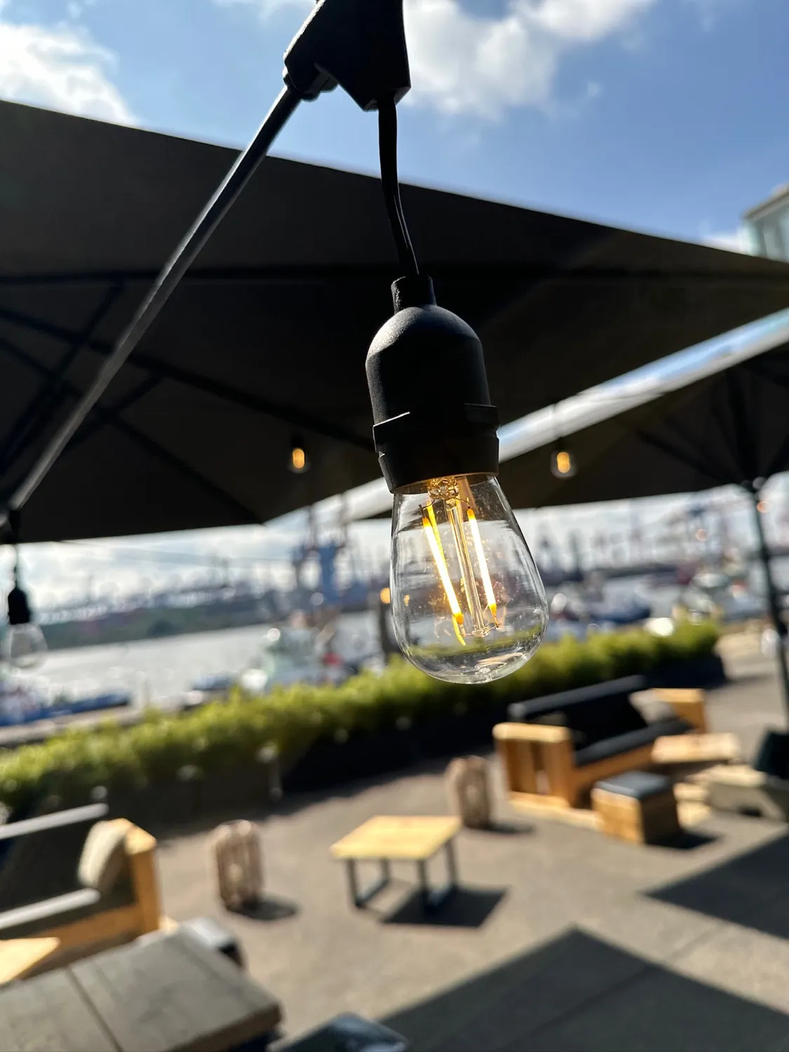 Der Außenbereich des view eleven mit Terrasse und Hafenblick