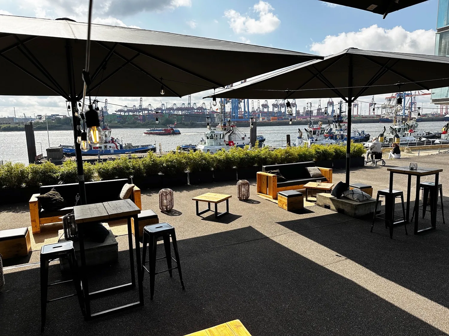 Der Außenbereich des view eleven mit Terrasse und Hafenblick
