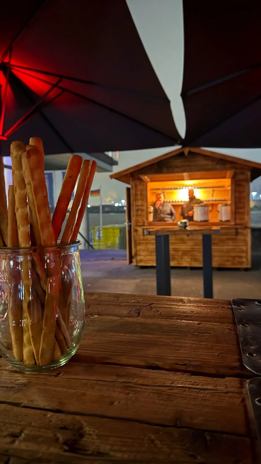 Der Außenbereich des view eleven mit Terrasse und Hafenblick