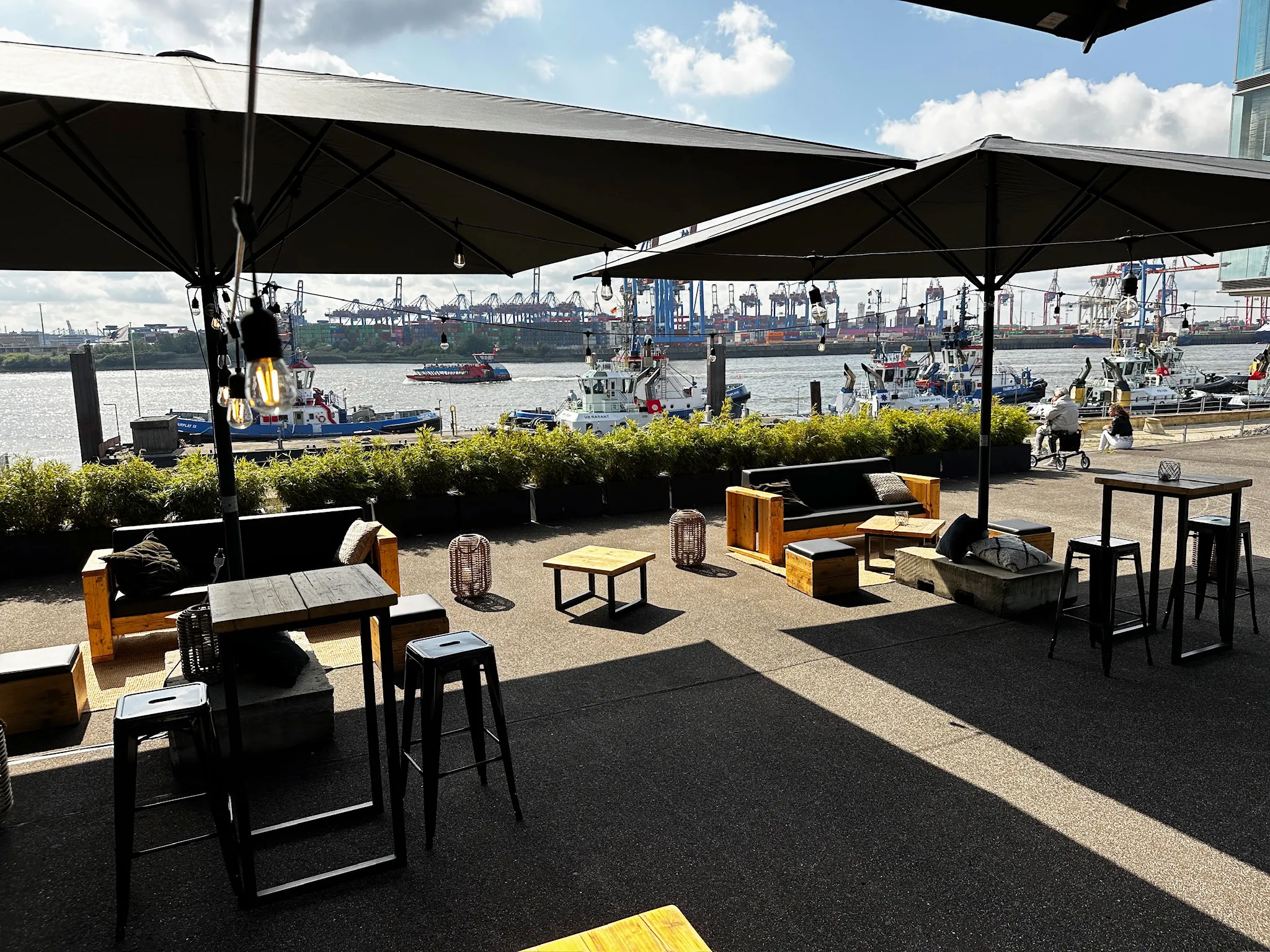 Die Terrasse des view eleven bei Tag mit Blick auf den Hafen